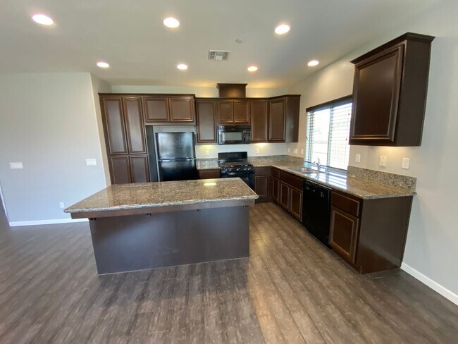 Building Photo - Elegant NW Visalia Home Available Now!