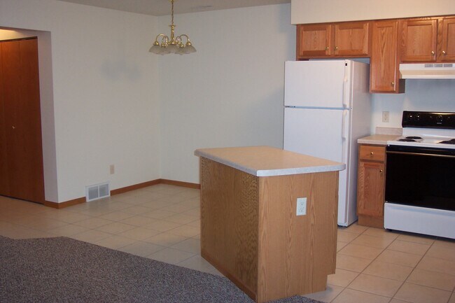 Building Photo - 605 Kozarek Dr