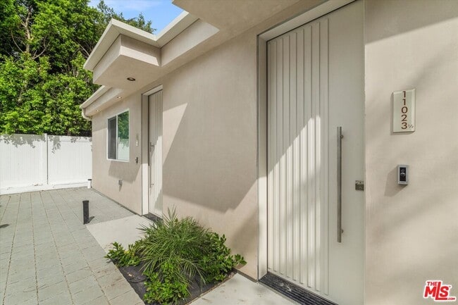 Building Photo - 11023 Blix St
