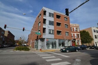 Building Photo - 1354 W Augusta Blvd