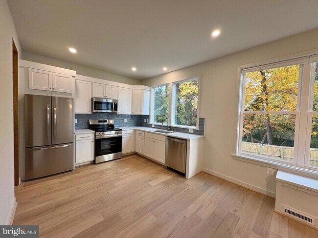 Foto del edificio - 635 Upland Pl