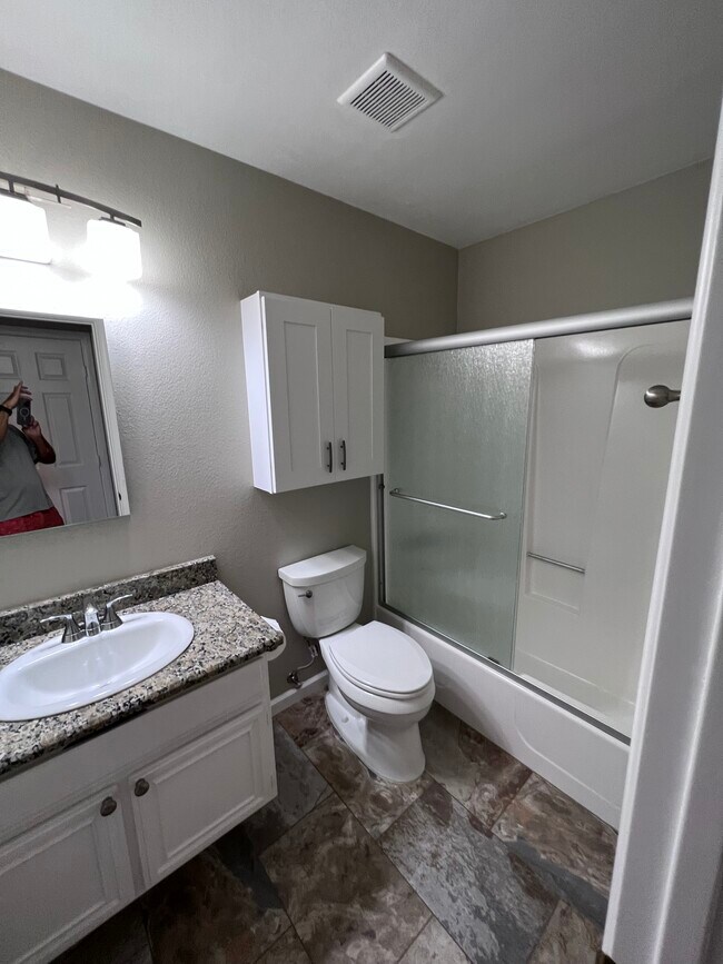Building Photo - 1101 Woodlake Dr