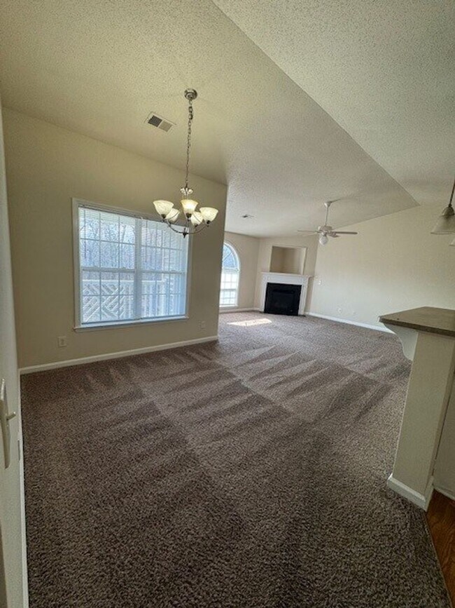 Foto del edificio - 1620 Cherry Blossom Ln