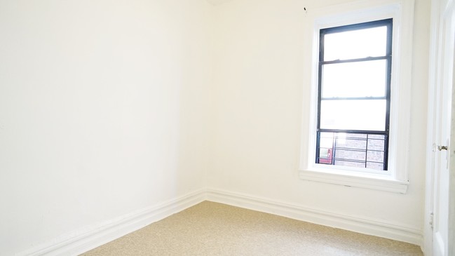Foto del edificio - 249 E Kingsbridge Rd