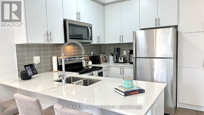 Building Photo - 719 Lawrence Ave W