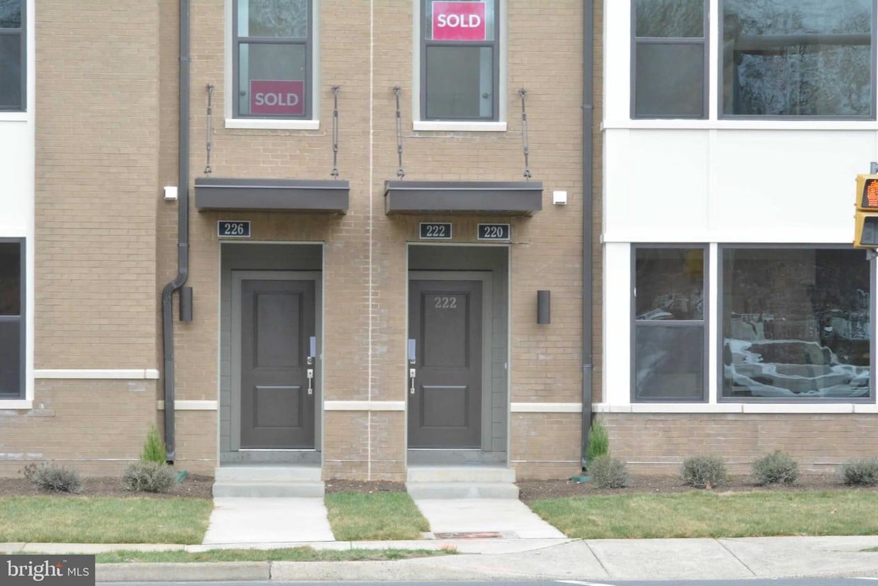 Primary Photo - 220 Van Buren St