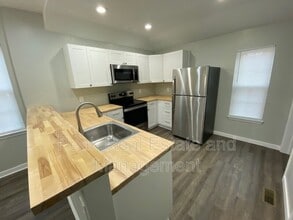 Building Photo - 1011 Logan St SE