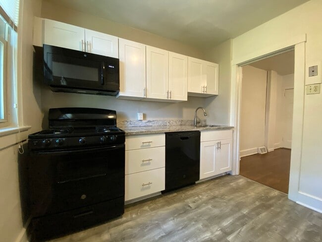 Building Photo - Pet Friendly 3 Bedroom Townhouse in Squirrel Hill! Covered Front Porch + Backyard! Call Today!