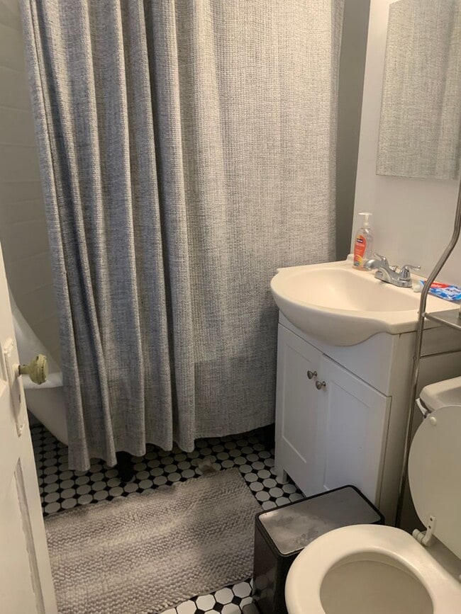 Foto del edificio - Nicely renovated 1 bed unit in a prime location in Allston!