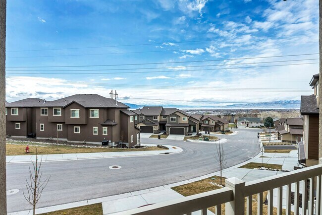 Building Photo - Newer 3 Bed Townhome - Provo's Southeast Bench