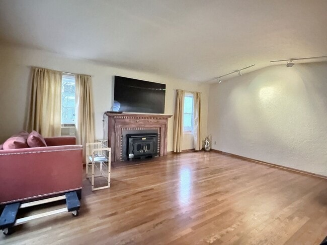 Building Photo - 3BD/2BA Classic Charming Home in Desirable Willow Glen