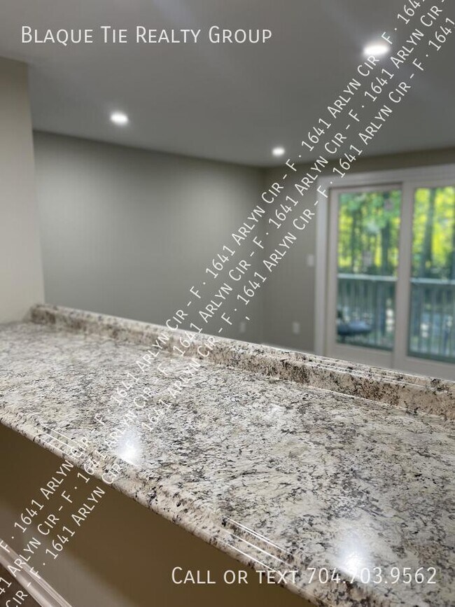 Foto del edificio - 1641 Arlyn Cir