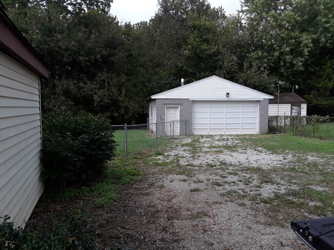 2 car garage detached - 4000 Sunflower Ave