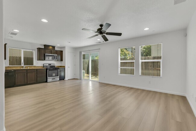 Building Photo - 8922 Great Rock Cir