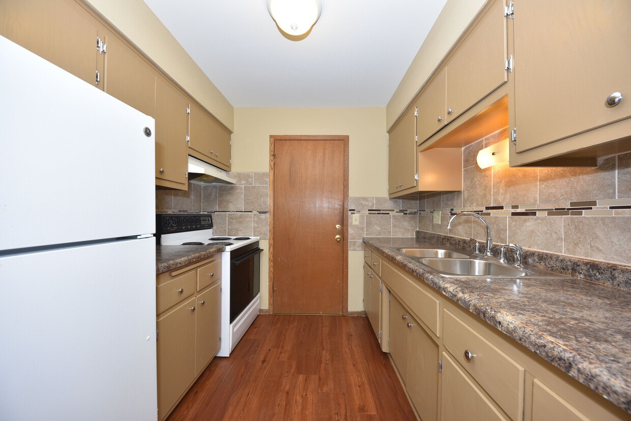 8529 W North Ave Unit 6, Wauwatosa, WI 53226 Apartments in Wauwatosa