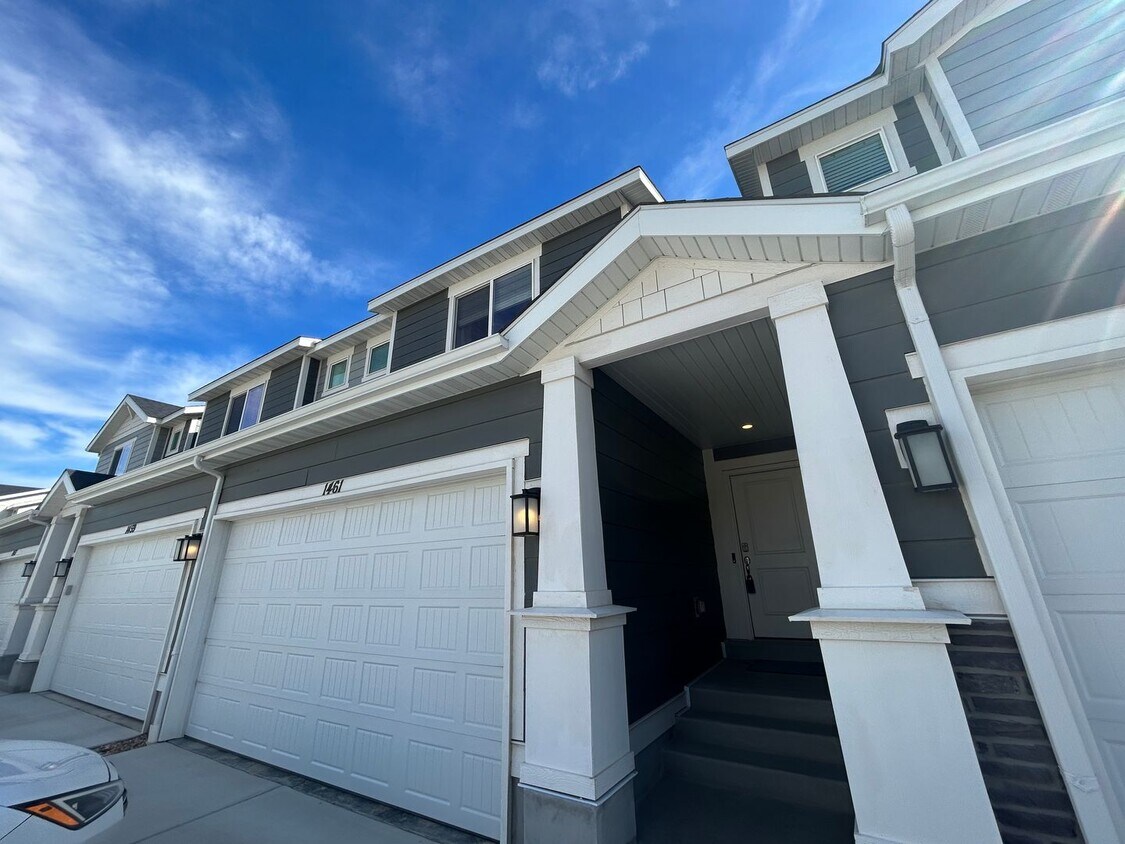 Foto principal - 3 Bedroom 2.5 Bathroom Townhome in Spanish...