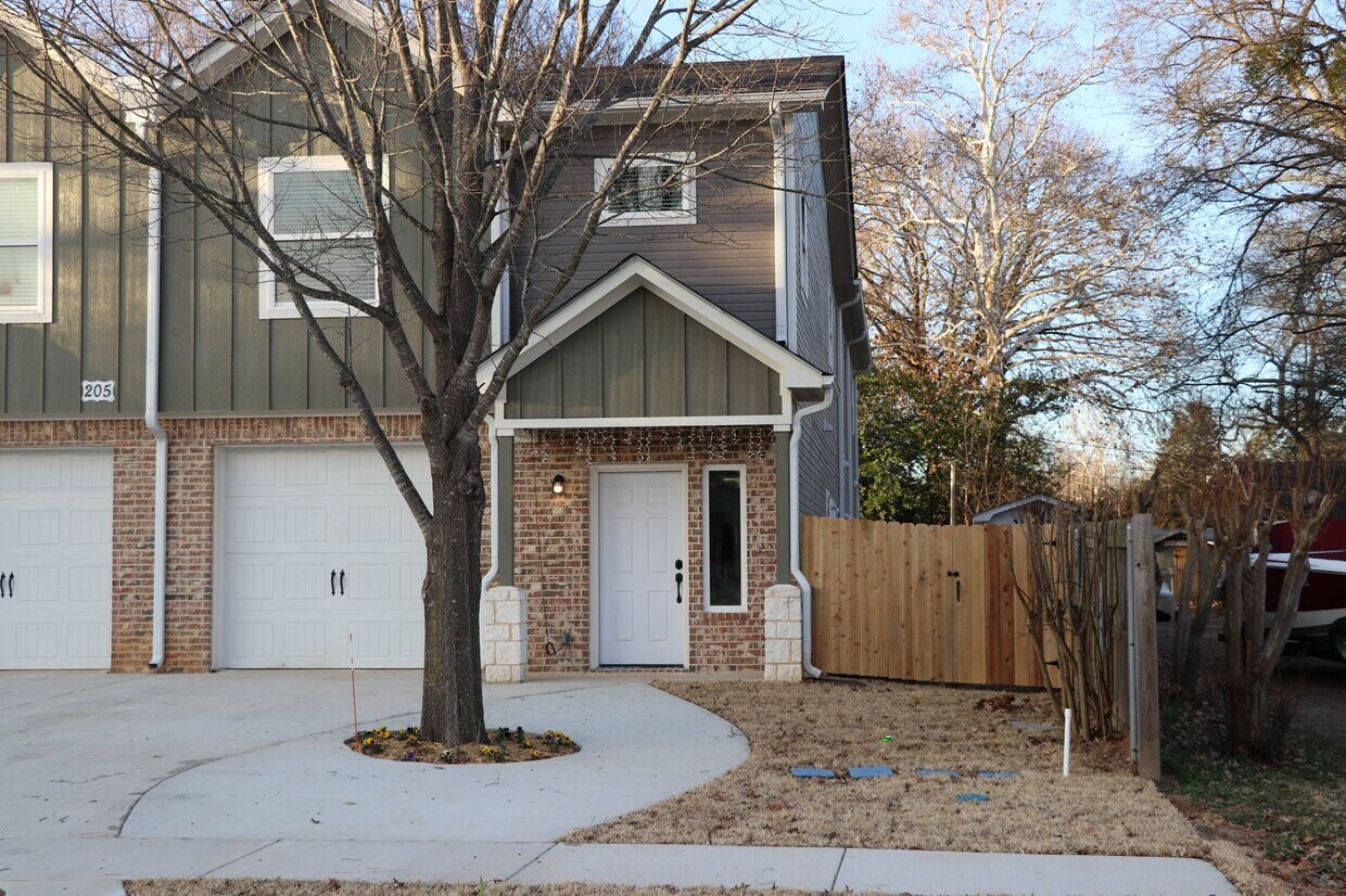 205 W Valley St, Lindale, TX 75771 Townhome Rentals in Lindale TX