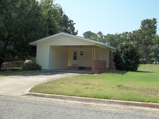 Building Photo - 500 Warren Dr