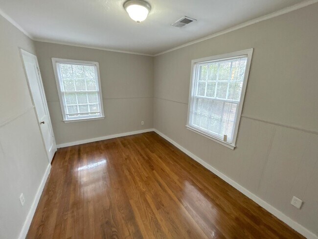 Building Photo - 1111 Robin Hood Ln