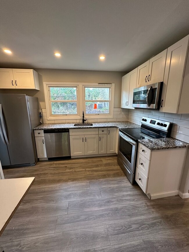 Building Photo - 3 Bed 2 bath Kensignton Rancher