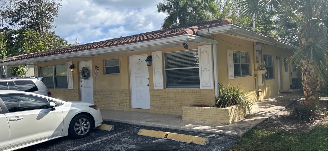 Primary Photo - 1132 N Victoria Park Rd