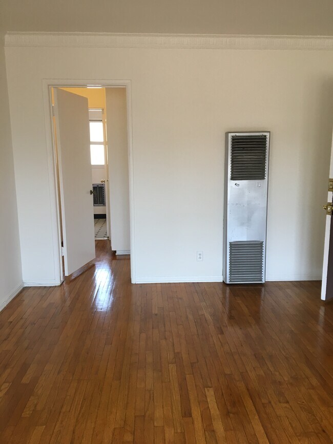 Wall Heating - 1849 N Mariposa Ave