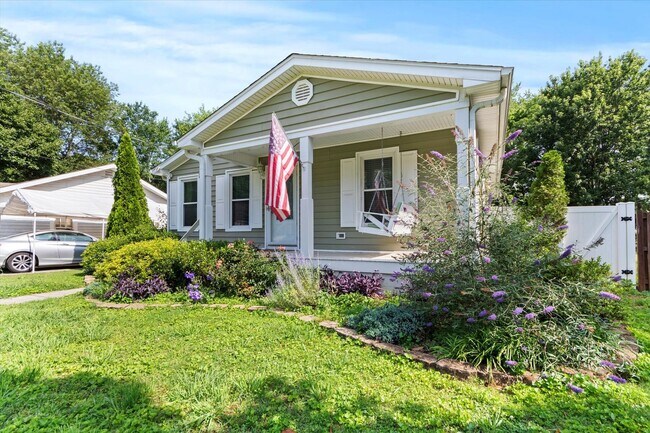 Building Photo - Great location in Five Points Area!