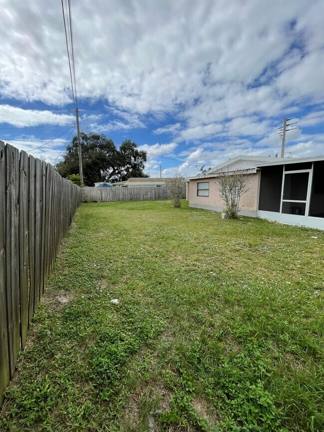 Foto del edificio - Nice Family Home is NE Palm Bay