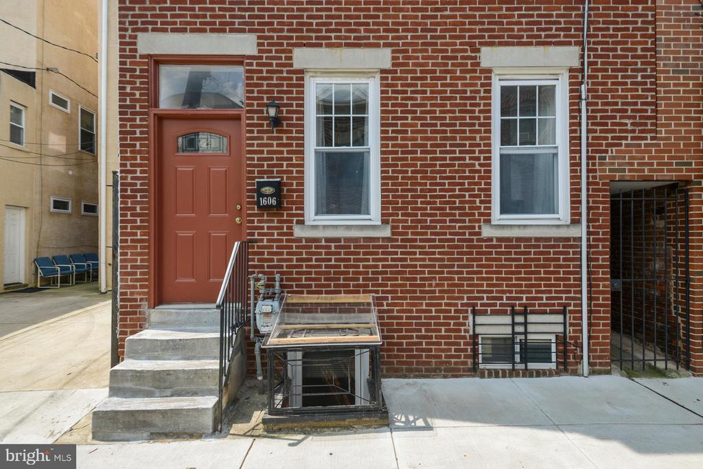 Primary Photo - 1606 Webster St