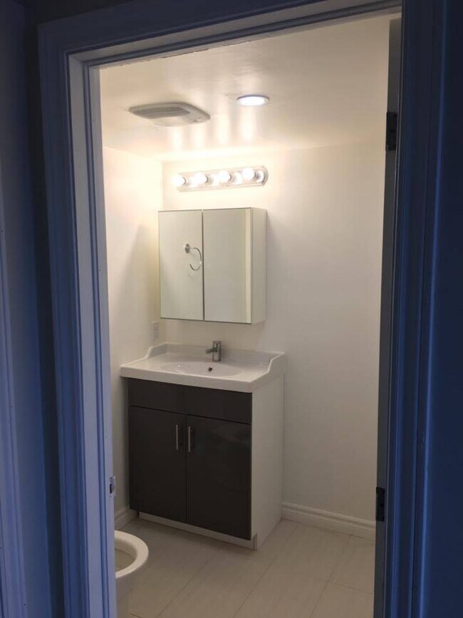 Photo du bâtiment - 570-570 King St W