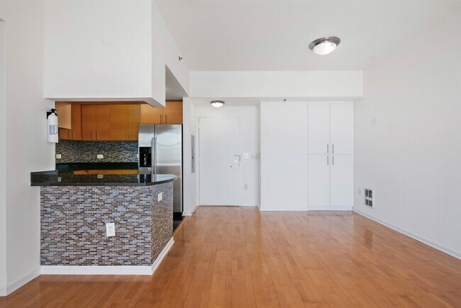 Foto del edificio - 102 Christopher Columbus Dr