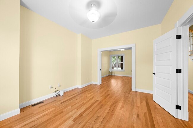 Building Photo - 20 Linden St
