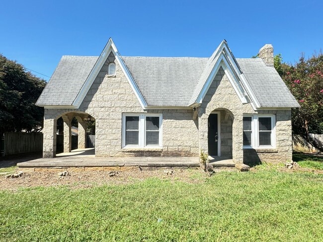 Building Photo - Newly REMODELED STONE HOUSE near downtown,...