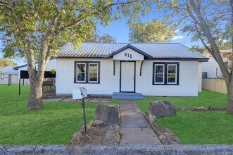 Building Photo - 611 W College St