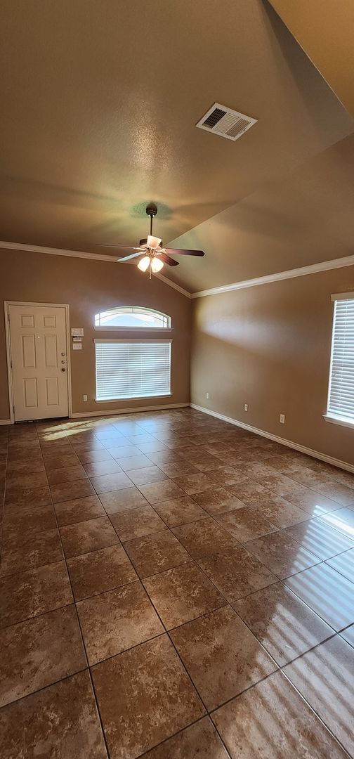 Foto del edificio - Beautiful 3 Bed, 2 Bath Duplex in Clear Creek Area - Viewable Now