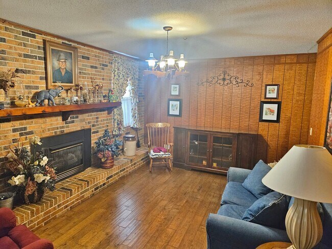 Building Photo - 3 Bedroom, 3 Bath
