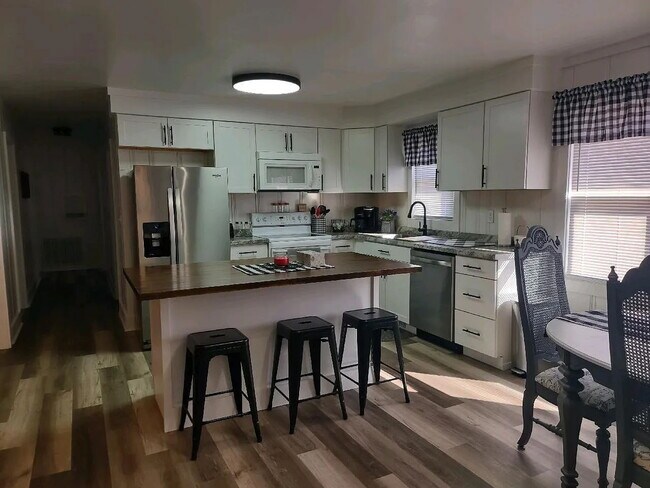 Foto del edificio - Renovated - 3 bedrooms w/ tankless water heater