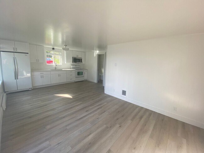 Building Photo - 669 W Marine Dr