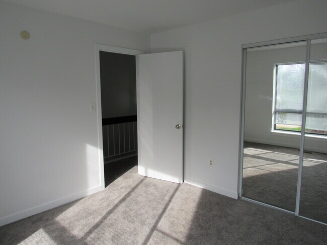 Building Photo - 3153 Hawthorne Dr NE