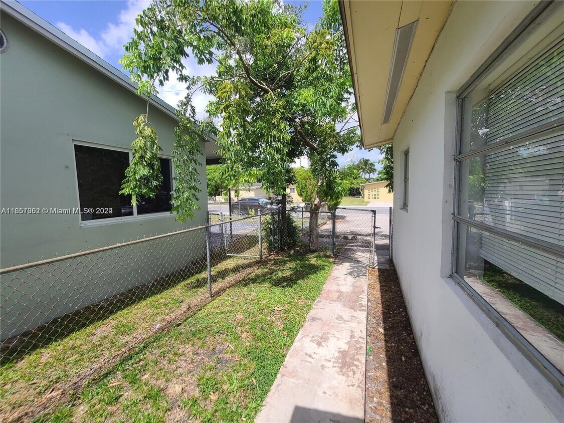 Building Photo - 148 NW 14th Way