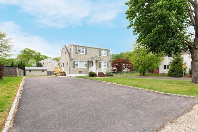 Building Photo - 200 Plainfield Rd