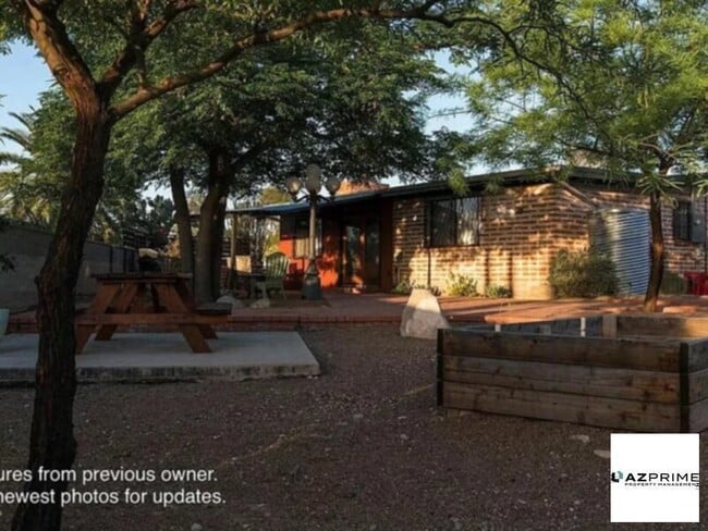 Foto del edificio - This modern desert retreat features polish...