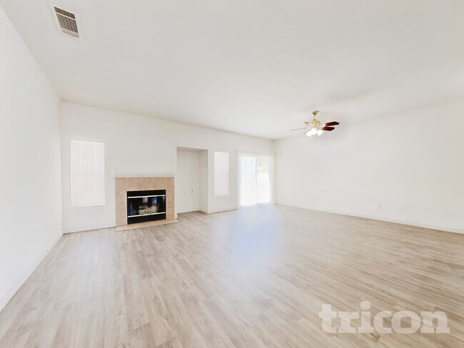 Building Photo - 2069 Holguin St
