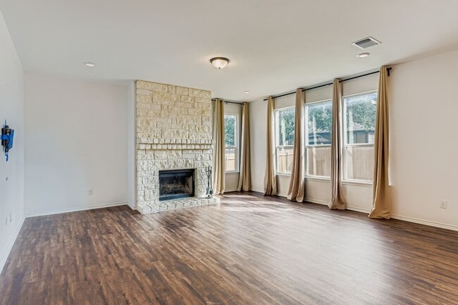 Foto del edificio - 716 Madalin Rue Ct