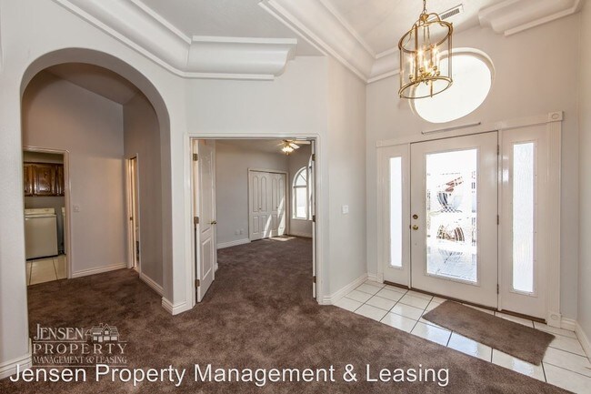 Building Photo - 150 S Crystal Lakes Dr