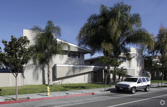 Building Photo - 437-443 W Valencia Dr