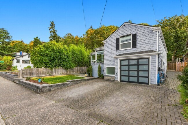 Building Photo - 5306 Beach Dr SW