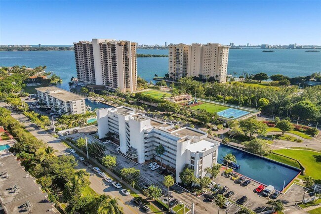 Foto del edificio - 1650 NE 115th St