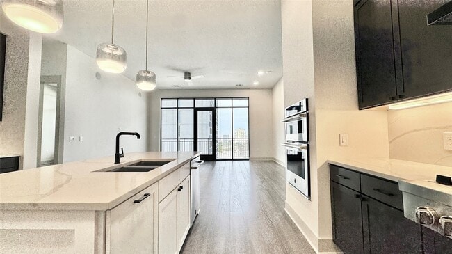 Building Photo - 3330 Oak Grove Ave