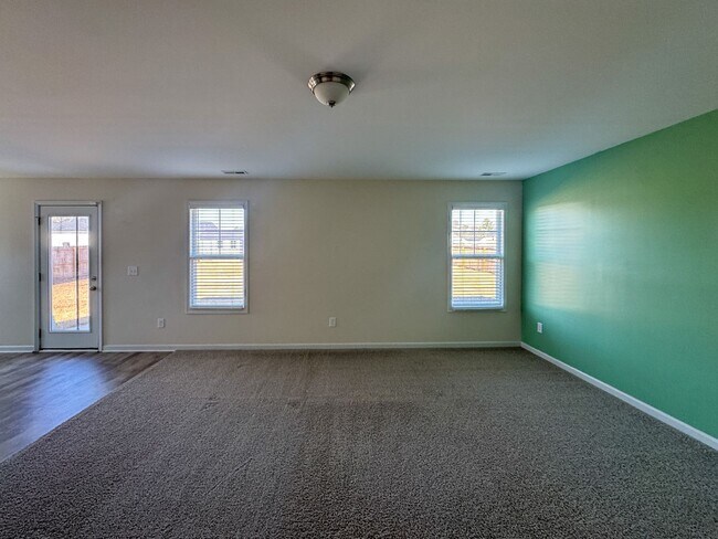 Foto del edificio - Spacious 4 Bed 2.5 Bath Home with Flex Rooms